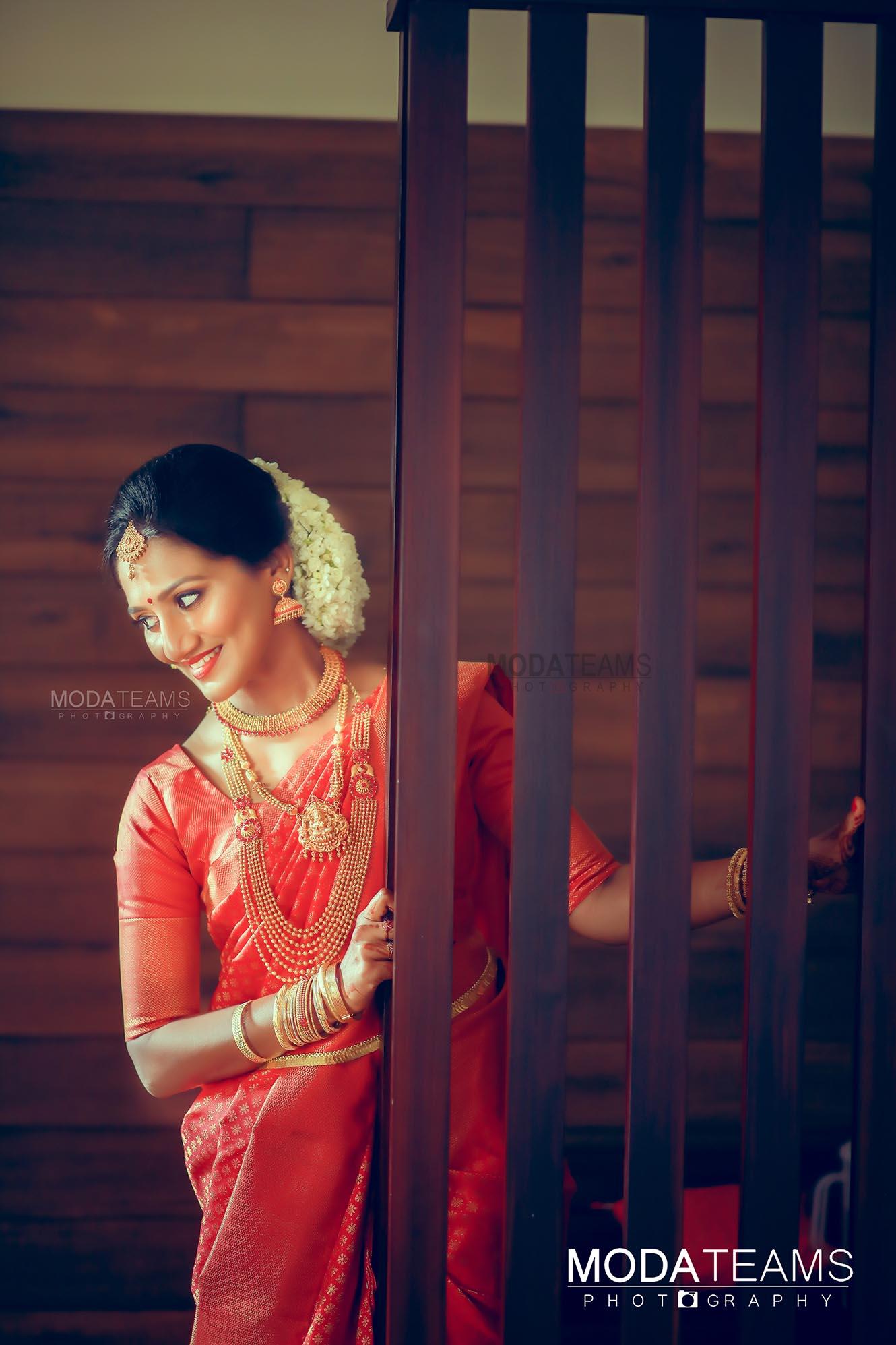 Kerala bridal makeover in traditional look Hindu Bridal Wedding Makeup &  Saree Draping @Femin Space | Kerala Hindu Bridal Makeover in Traditional  Look | Bride 